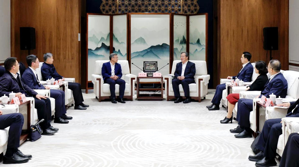 東南大學(xué)黨委書(shū)記鄔小撐、校長(zhǎng)孫友宏會(huì)見(jiàn)蘇州市委書(shū)記范波、市長(zhǎng)吳慶文 攜手推動(dòng)名城名校融合發(fā)展