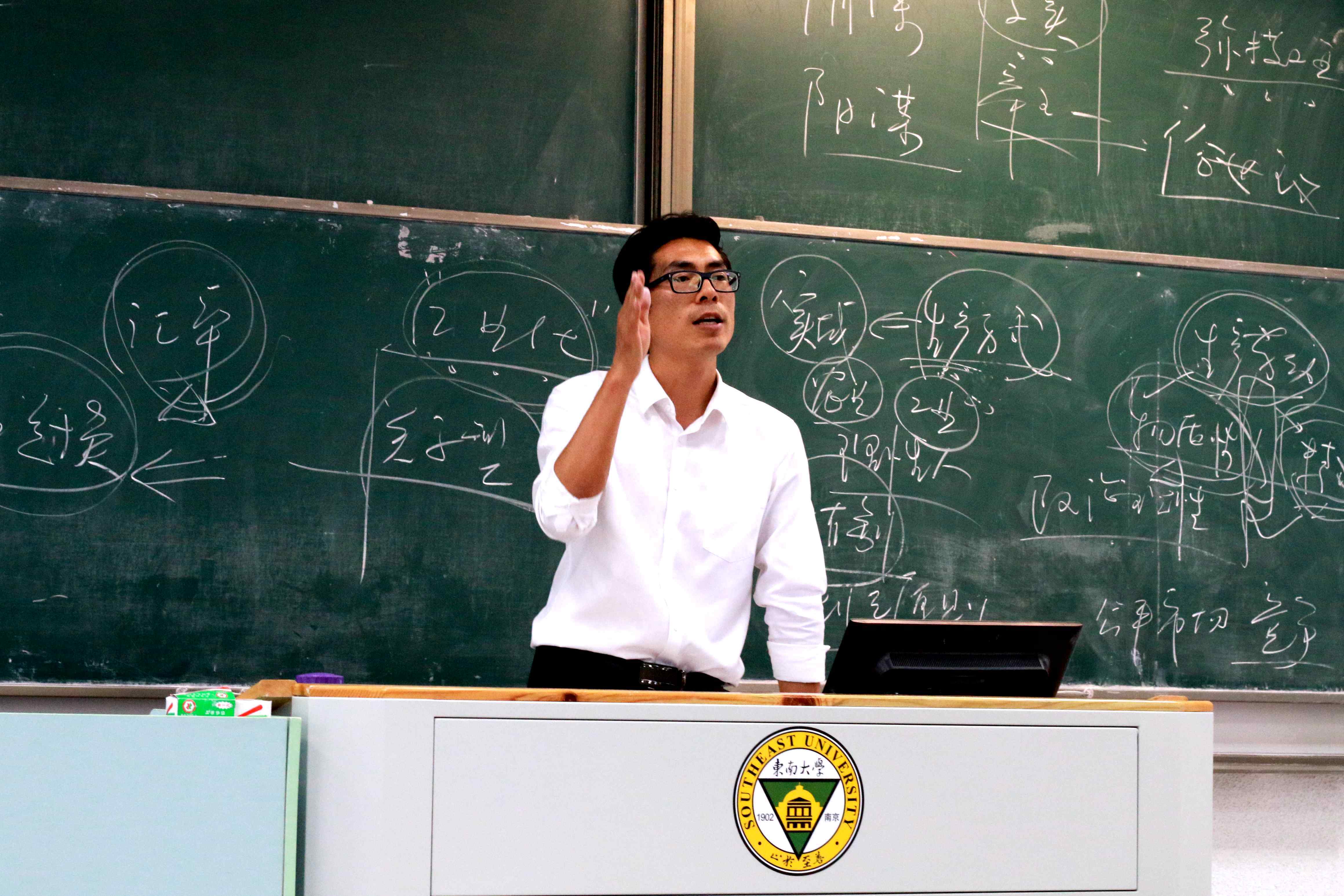 【尋訪(fǎng)身邊的榜樣】篤志好學(xué)格物致知———記馬克思主義學(xué)院陳碩副教授